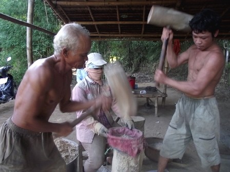 Làng quết cốm dẹp Ba So đón tết Okombok - ảnh 1